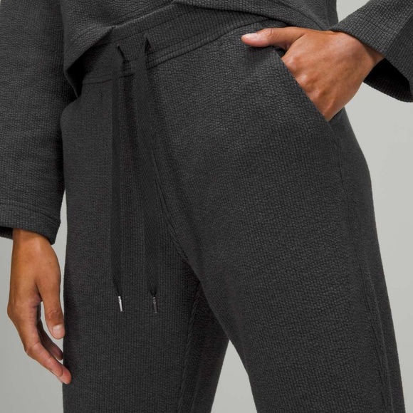 Like new Lululemon HR ribbed joggers - Picture 3 of 9